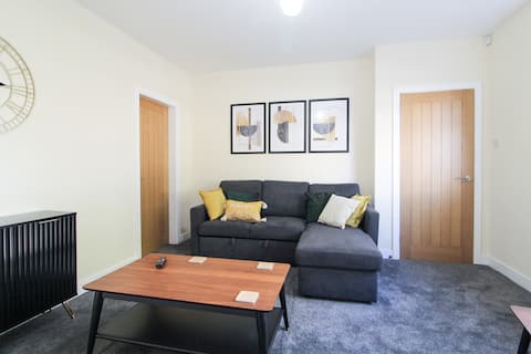 Top Airbnb: Cosy Modern 3 Bedroom House in Bradford City in Bradford