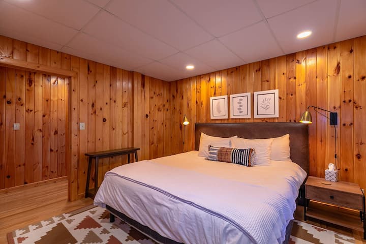 Spavaća soba na donjem katu s bračnim krevetom.