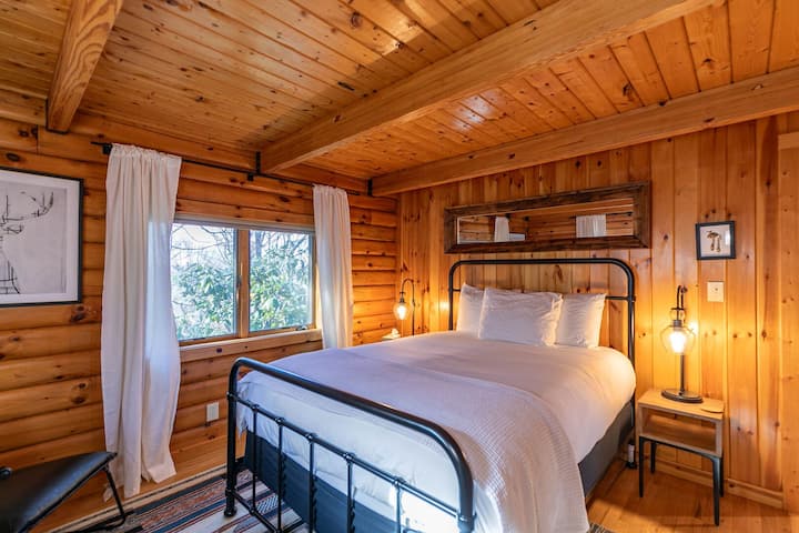 Spavaća soba na glavnom katu s bračnim krevetom