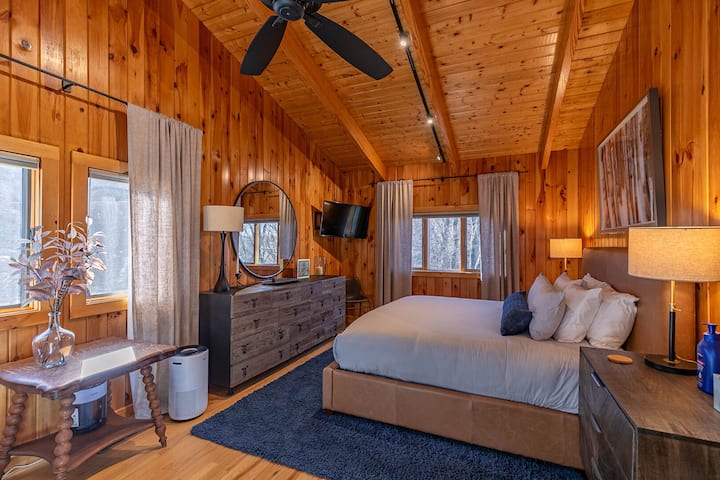 Glavna spavaća soba na gornjem katu s kupaonicom u sobi.