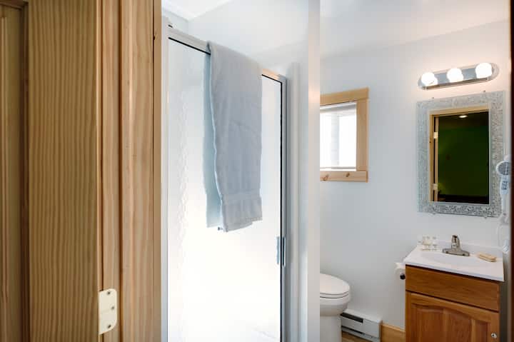 Boutique Lake Placid Motel Room #3 (W/2 Full Beds) - Lake Placid