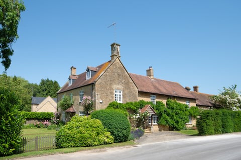 College Farmhouse, 18th Century Cotswold Farmhouse