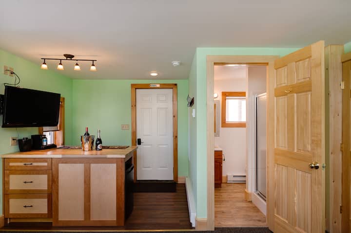 Boutique Lake Placid Motel Room #4 (W/2 Full Beds) - Lake Placid, NY