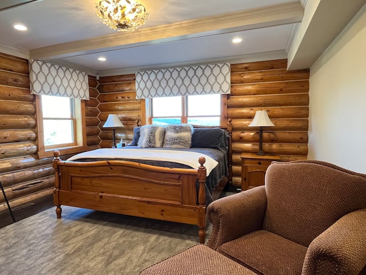 חדר השינה הראשי ממוקם בקומה הראשית של הבית. זה ממש ליד אזור המגורים.