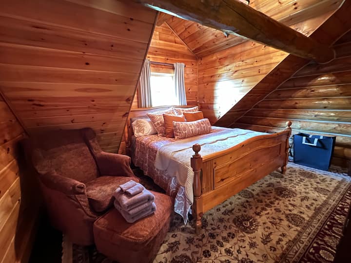 חדר השינה הזה ממוקם בקומה העליונה של הבית. מיטת הקינג סייז הנוחה מספקת מקומות לינה לשני אנשים.