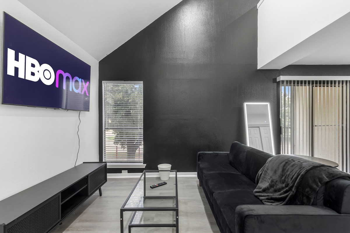 Successful Airbnb property: Cozy Escape 5 mins from Love Field Airport in Arlington Park