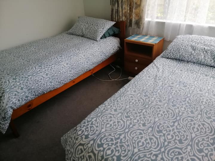 חדר שינה עם 2
חדרי שינה זוגיים, שתי מיטות יחיד.