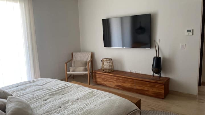 60 بوصة هيسنس سمارت، مكيف هواء، تلفزيون وسرير بحجم كينج