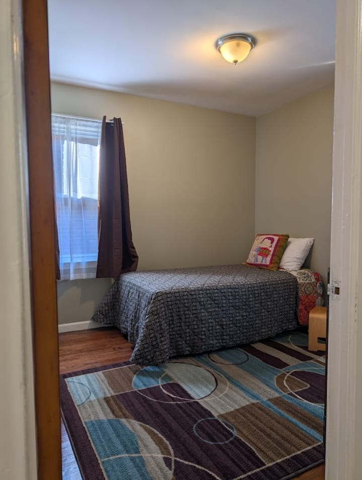 Chambre au 1er étage avec lit simple.