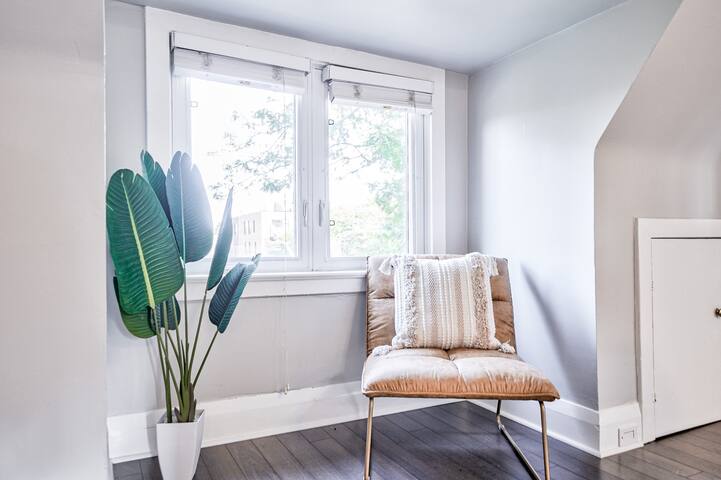 Sep Deal/Toronto 4bdrs/Greektown/3 Parkings/Foodie gallery image 4