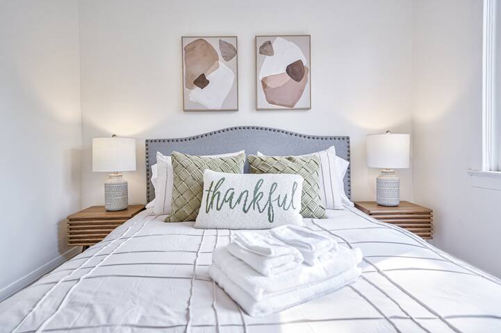 Sep Deal/Toronto 4bdrs/Greektown/3 Parkings/Foodie gallery image 3