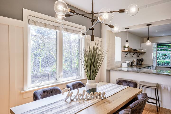 Sep Deal/Toronto 4bdrs/Greektown/3 Parkings/Foodie gallery image 2