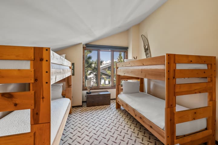 Dve dvojité poschodové postele.