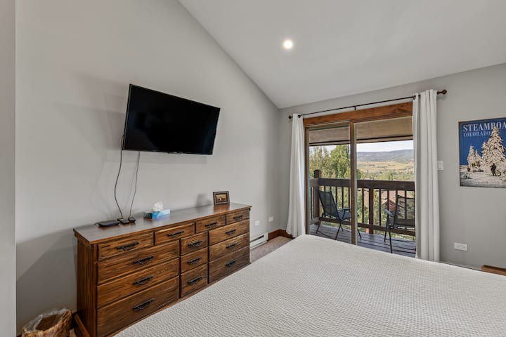 TV s plochou obrazovkou v hlavnej spálni.