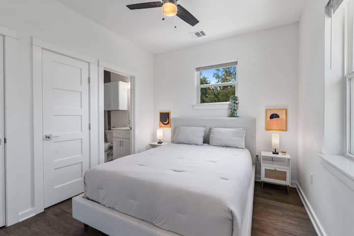 Krevat dopio "queen" me banjë më vete (dush me vaskë) dhe dollapë