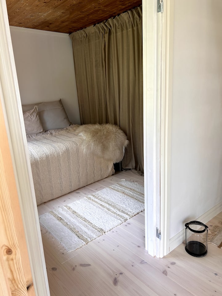 El dormitorio número 1 está ubicado en la planta baja. Es una cama doble de 140 cm y en el dormitorio hay un armario y un televisor.  (Esta habitación también se puede usar como sala de TV, ya que hay grandes cojines cómodos en la cama. 