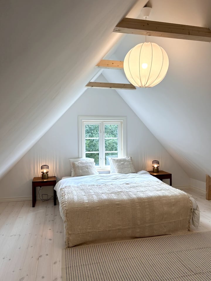 El gran loft de arriba se divide en dos áreas . Una zona consta de una cama doble tamaño king (180 cm) y la otra zona tiene dos camas tamaño queen (120 cm cada una) y una zona de juegos para niños. También hay almacenamiento adicional debajo de las camas. 