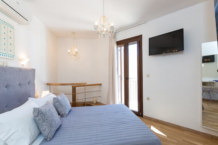 Kuwartong may double bed (1.40 x 2.00 m), 32'' TV, at en-suite na banyong may shower cabin.