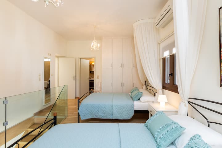 Silid‑tulugan na may dalawang semi‑double bed (1.40 × 2.00 m) sa unang palapag