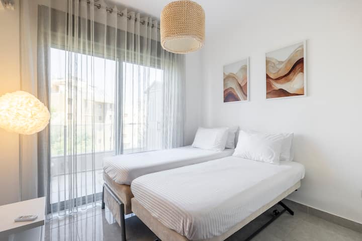 Troisième chambre avec deux lits et climatisation. Accès au fond du balcon.