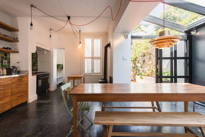 Stylish Victorian 3BR in Heart of Green Point gallery image 2