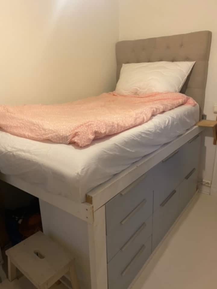 Kids rom with queensize bed 120cm