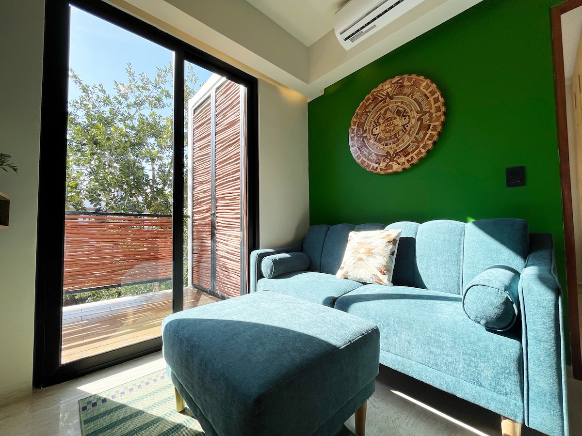 Detaljno izrađen astečki drveni kalendar unosi srž zemlje u vaš prostor, evocirajući duh džungle dok se opuštate na našem luksuznom kauču.