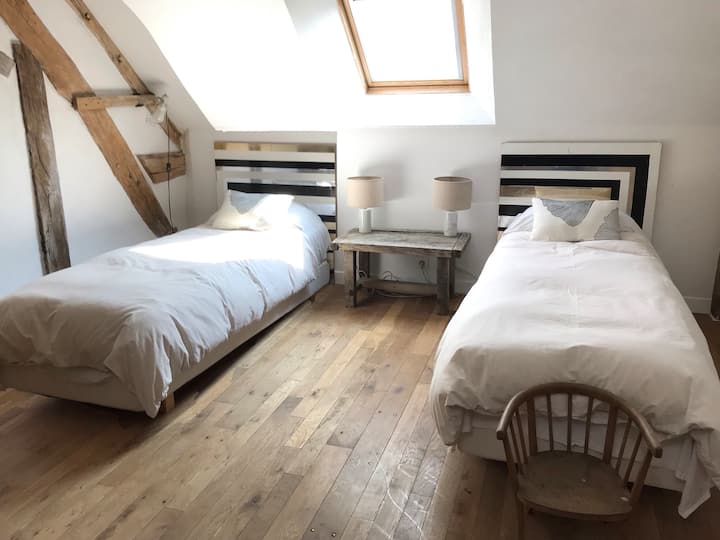 Questa camera da letto si apre sul pianerottolo. C'è una tenda per un po' di privacy, ma la stanza non è chiusa. C'è un bagno di fronte a questa stanza. 