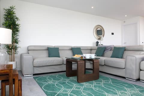 Successful Airbnb property: Panoramic Sea Views | Roof Terrace | EV | Sleeps 8 in Llanallgo, Penrhos Lligwy, Llanallgo, Penrhos Lligwy