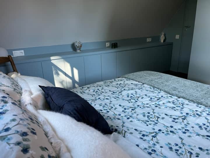 Táto izba môže byť zariadená ako manželská posteľ (160 x 200) alebo 2 samostatné lôžka (80 x 200)