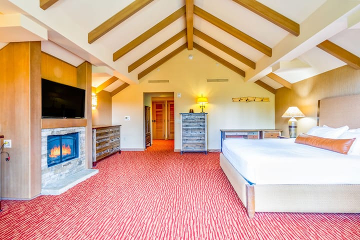 1 king sized bed, indoor fire place, flat screen TV, 2 dressers, working desk, chair