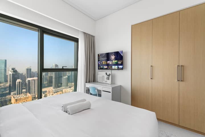 Მეორე მთავარი საძინებელი დიდი გარდერობითა და სამუშაო მაგიდით, რომელიც ქალაქს გადაჰყურებს