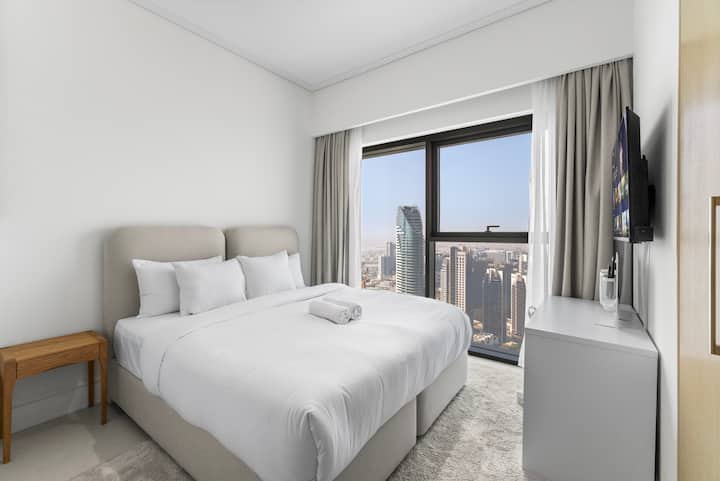 Მთავარი საძინებელი გონიერი კედლის ტელევიზორით