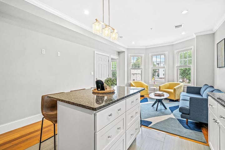 Modern Home-like 3br2ba Retreat/near T - Dorchester, MA