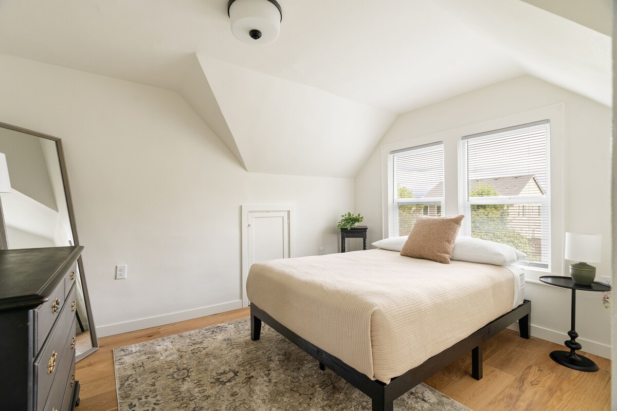 واحدة من ثلاث غرف نوم مريحة، مثالية لقضاء ليلة نوم مريحة، وتتميز بلوحة ألوان ناعمة ومحايدة.