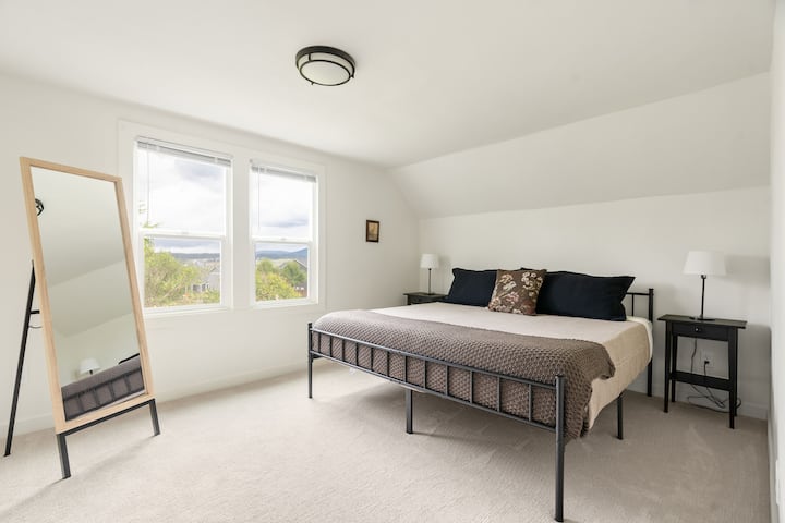 Relájate en este acogedor segundo dormitorio con una cama tamaño king y unas vistas inmejorables del paisaje circundante.
