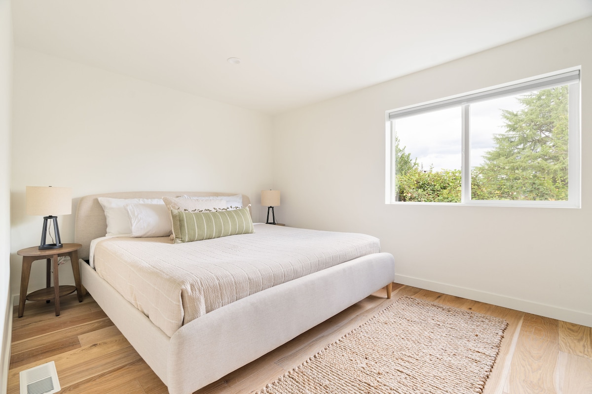 استرخ واستعد نشاطك في غرفة النوم المشرقة ذات الهواء الطلق التي تتميز بسرير مريح بحجم كينج ونوافذ كبيرة تطل على الهواء الطلق الهادئ.