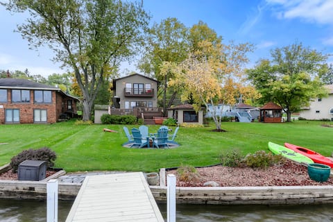 Lakefront Retreat: Hot tub, Firepit & Private Pier