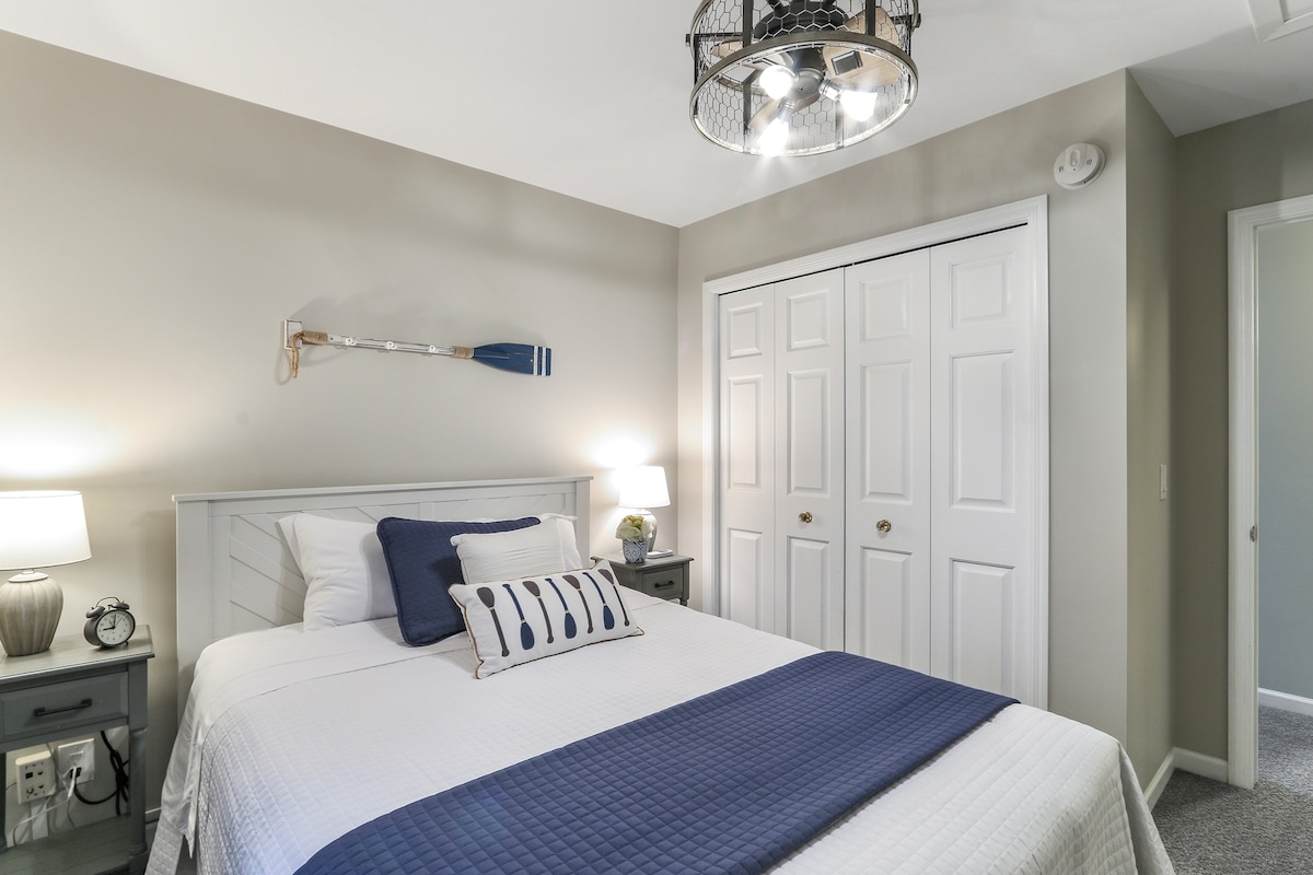 Cozy 2nd floor Queen bedroom with closet.