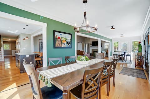 Hot Tub Retreat on Golf Course with Heated Pool