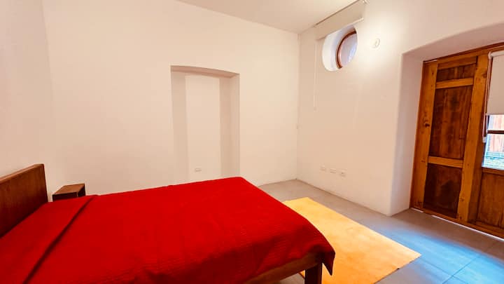 Užite si štýlový priestor s tradičným nábytkom a historickými detailmi. Očarujúce útočisko, ktoré kombinuje moderné pohodlie s kúzlom koloniálneho štýlu.