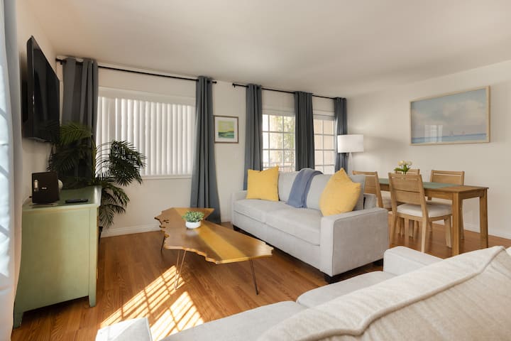 Walk to the Beach & to Downtown