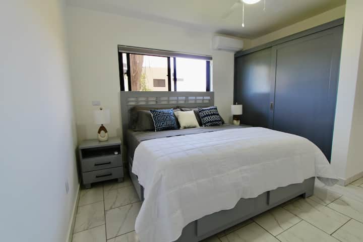 Chumba cha kulala cha kisasa chenye kitanda chenye starehe, kiyoyozi, runinga, bafu salama na la kujitegemea. Inafaa kwa ukaaji wa kupumzika wenye vitu vyote muhimu vilivyotolewa. Iko karibu na vivutio vya eneo husika na sehemu za kula chakula. 

