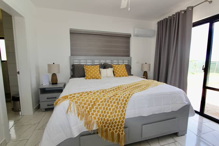 Chumba kikuu cha kulala kina kitanda cha ukubwa wa kifalme, kiyoyozi, kabati la kuingia, salama, televisheni pamoja na vistawishi vya ziada kwa ajili ya starehe ya hali ya juu.