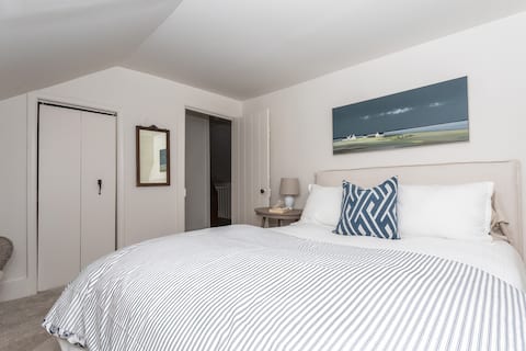 Simple Downtown Comfort