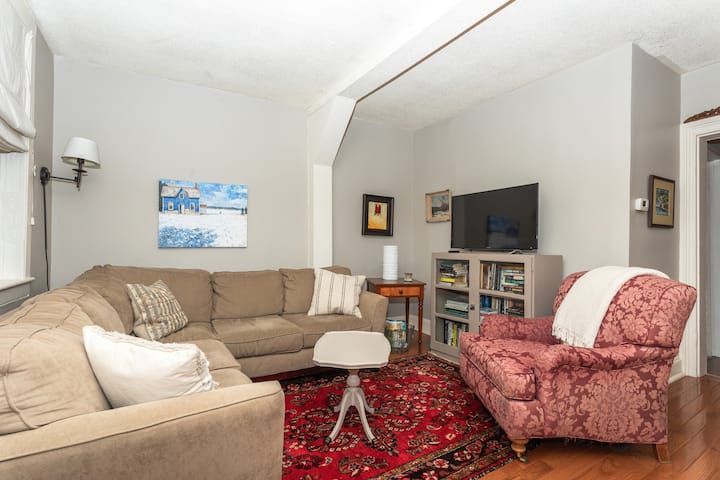 Simple Downtown Comfort - Owen Sound