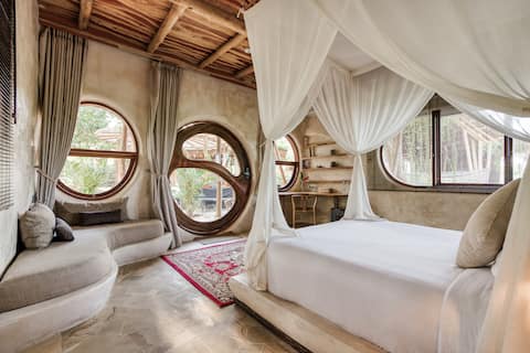 Labyrinth Residence - Birds of Paradise