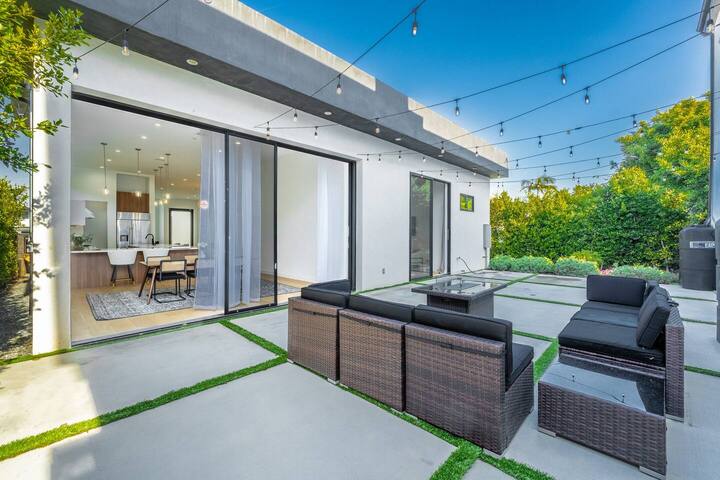 Modern Lux Large House Back Yard | Pet | Parking gallery image 2