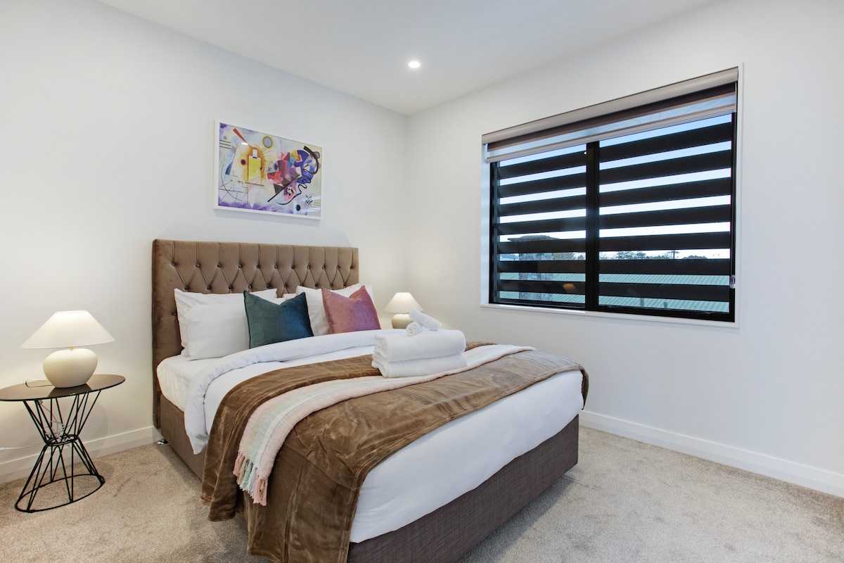 Со навалени ролетни има приватност, но сепак поминува природна светлина.