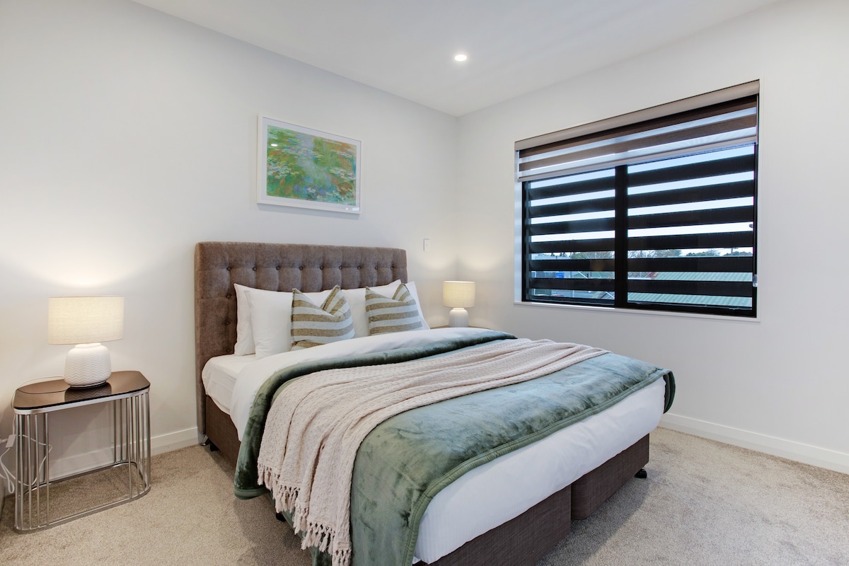 Има многу светлина во спалната соба, но и ролетни за да ја блокираат светлината.